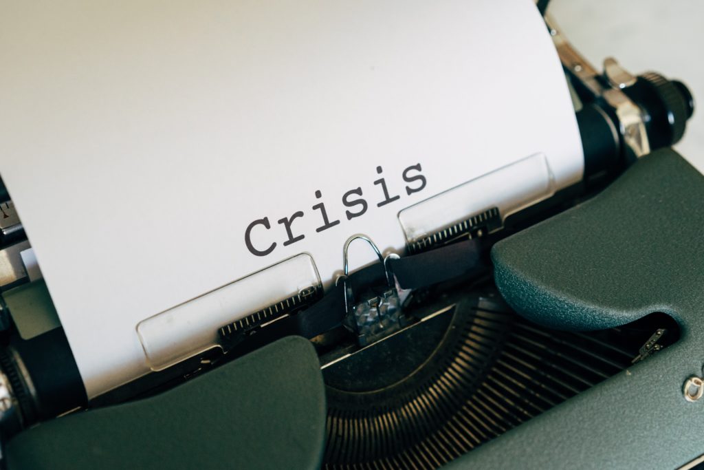 La palabra Crisis escrita en hoja de papel blanco