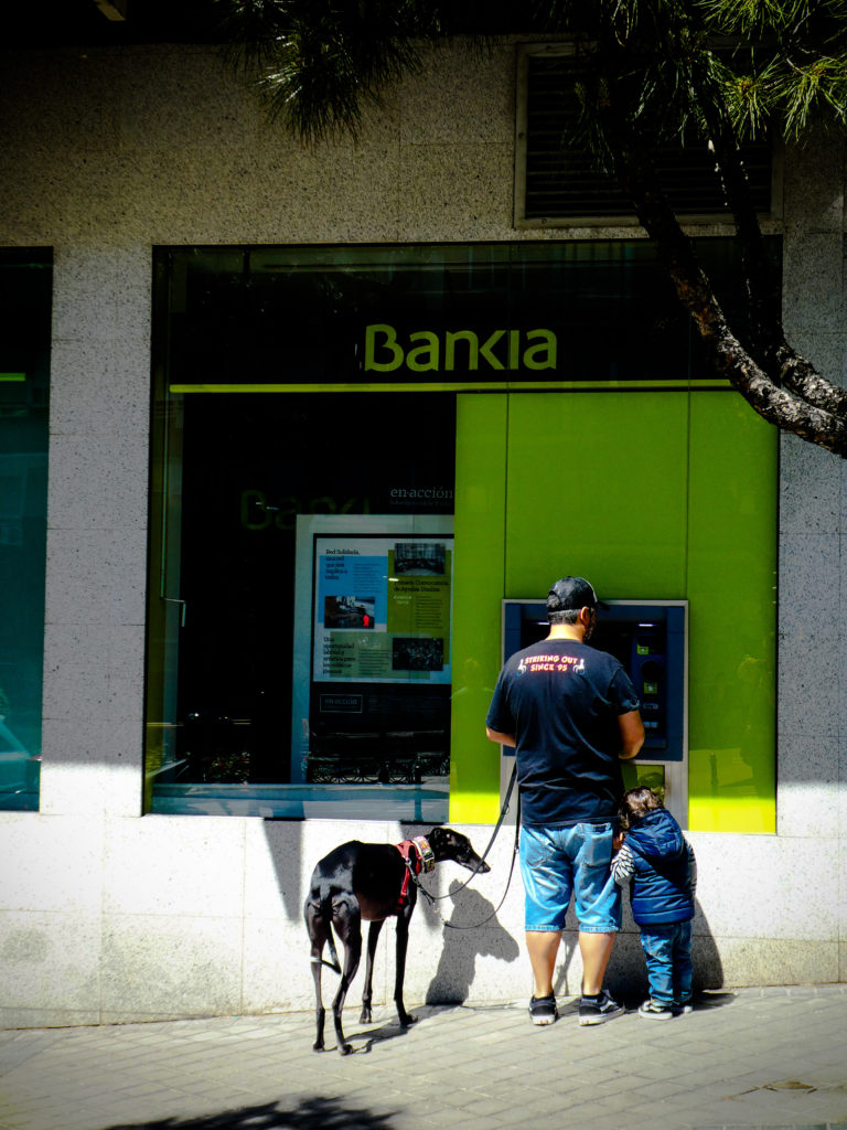 Cliente Bankia retirando efectivo de un cajero automático