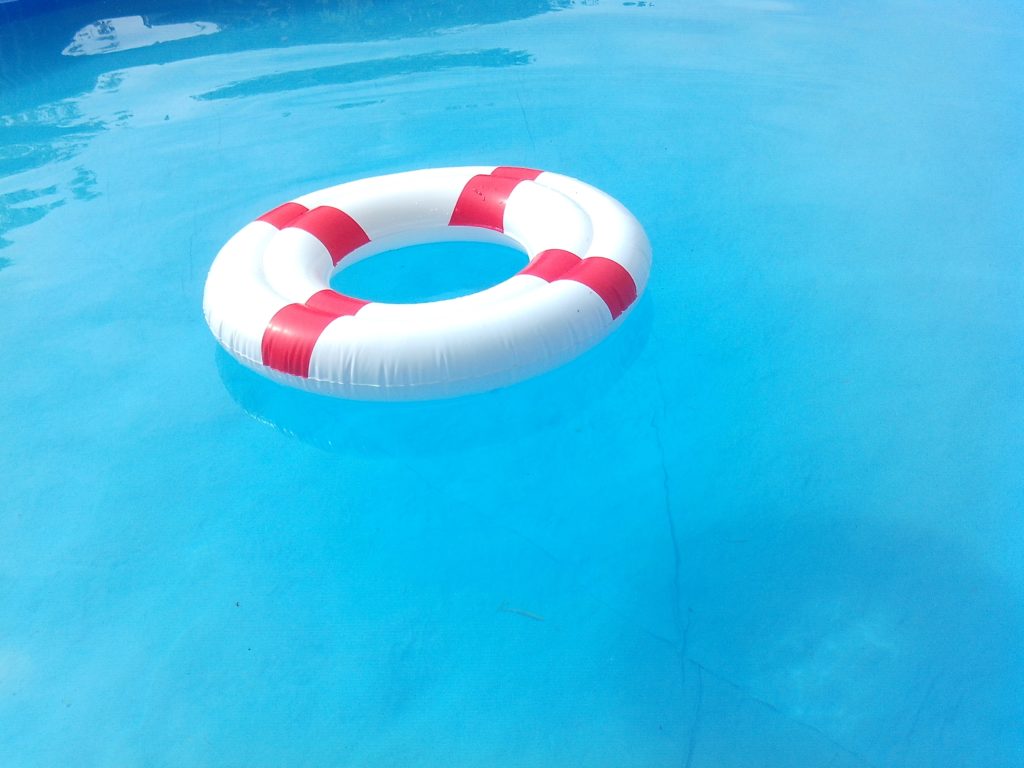 Salvavidas flotando sobre el agua