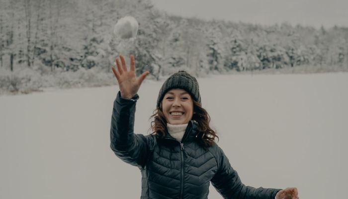 Persona lanzando una bola de nieve