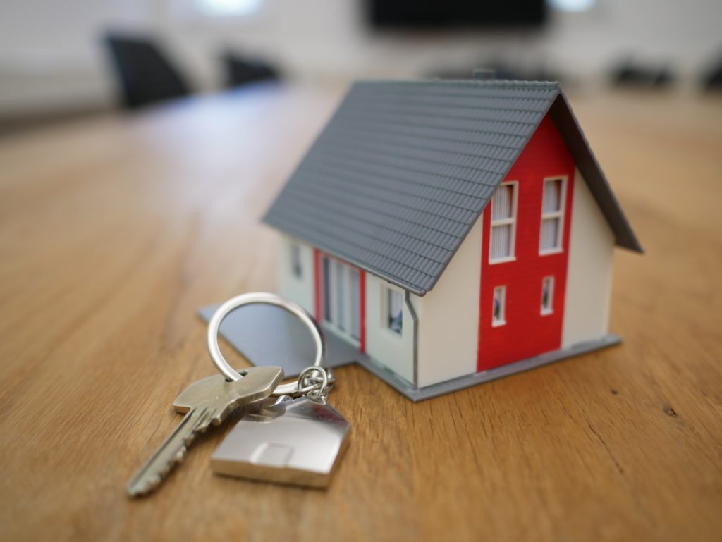 Casa miniatura con llave y llavero